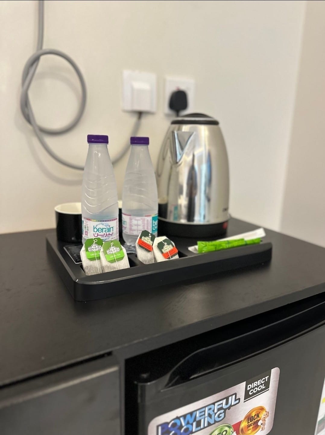 غرفه بسرير كبير مريح ونظيف