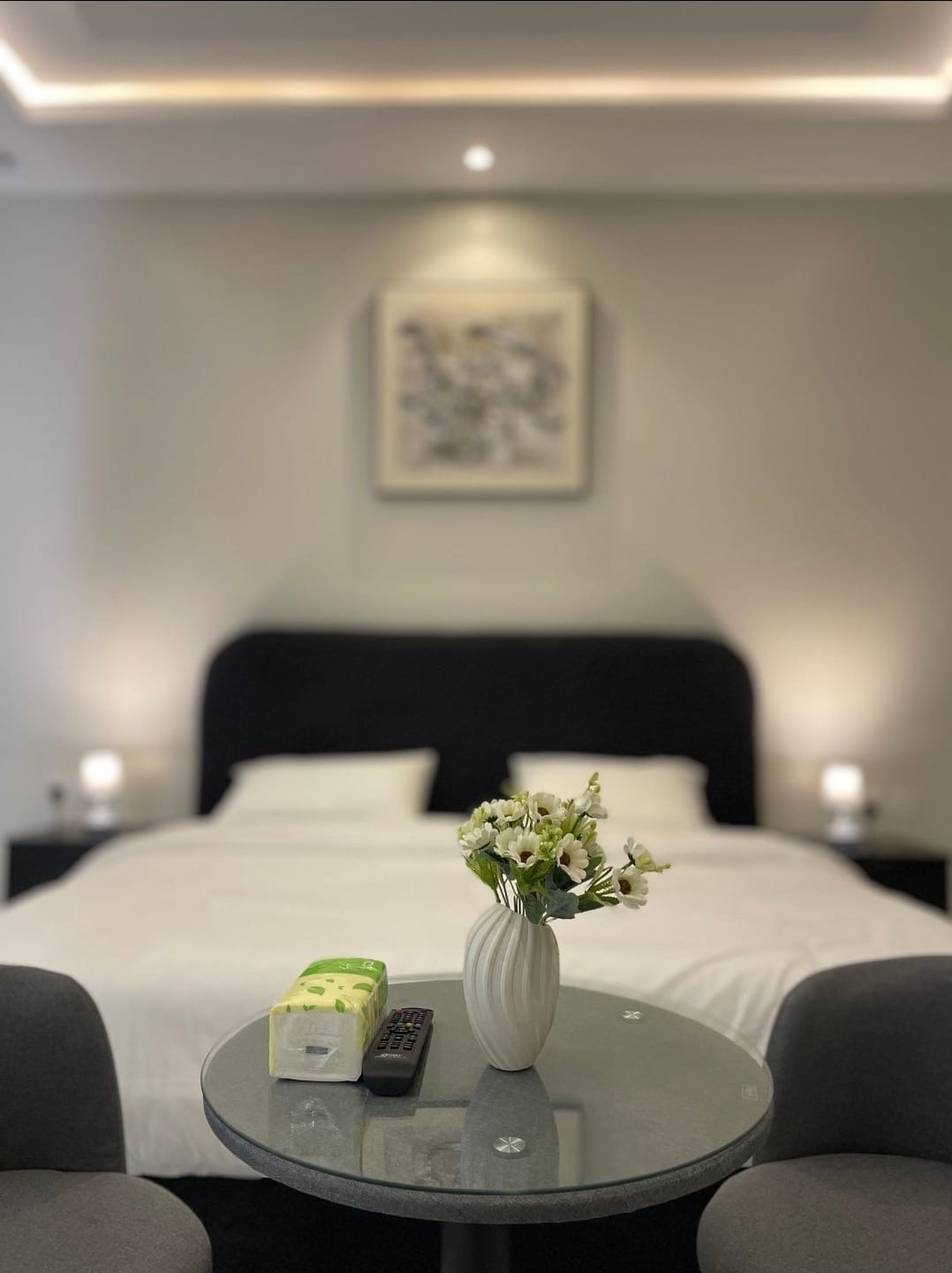 غرفه بسرير كبير مريح ونظيف