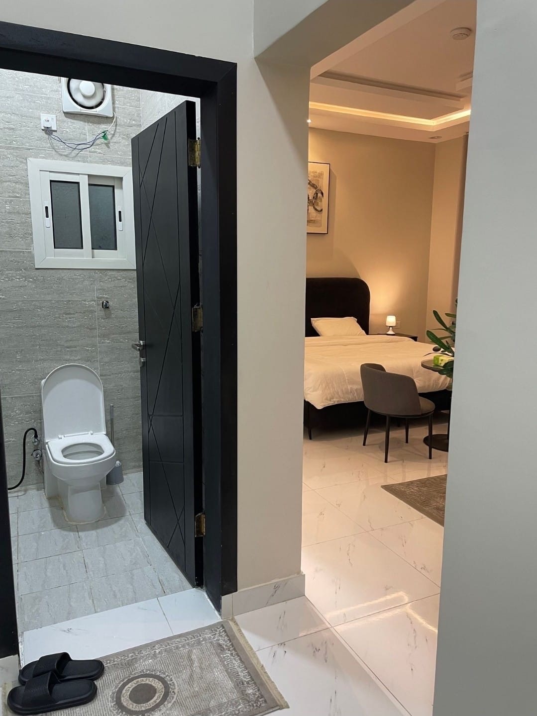 غرفه بسرير كبير مريح ونظيف