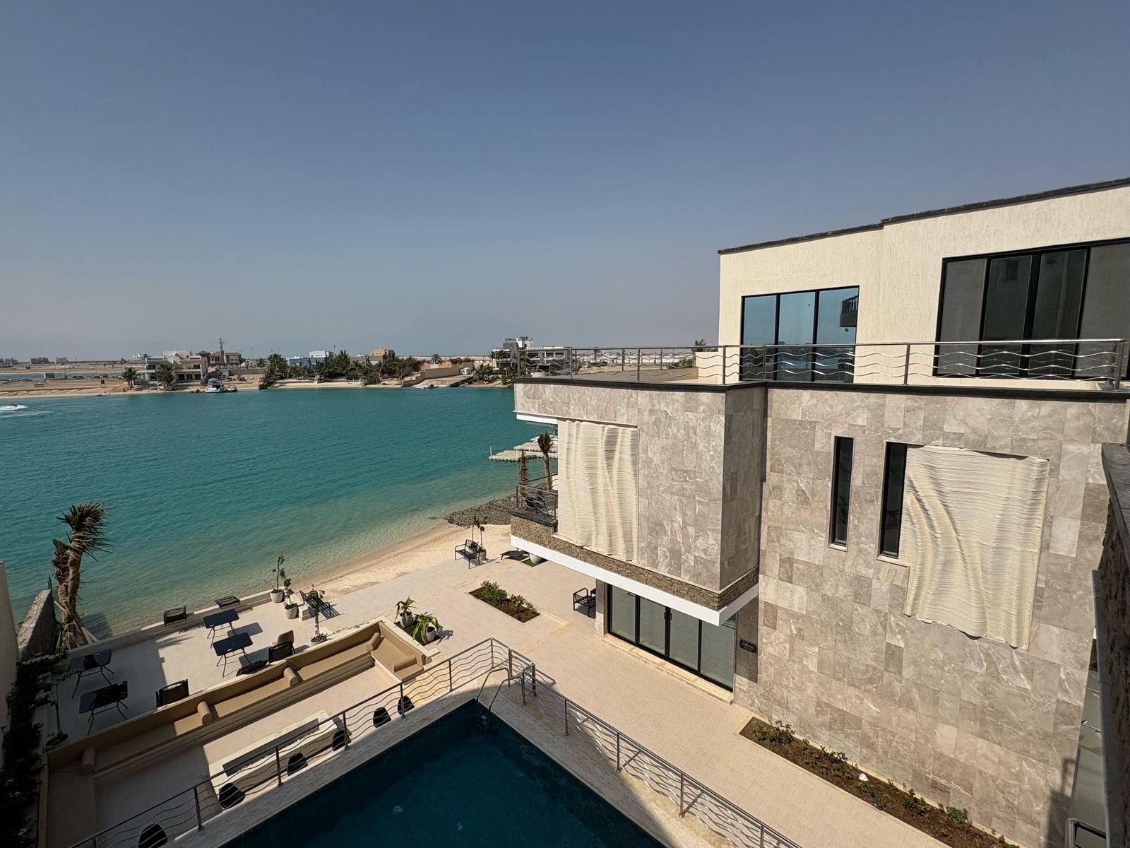 فيلا لونا بيتش على شاطئ البرادايس