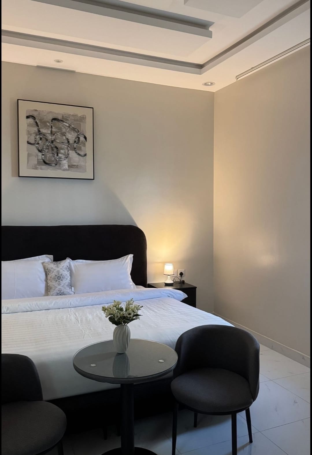 غرفه بسرير كبير مريح ونظيف