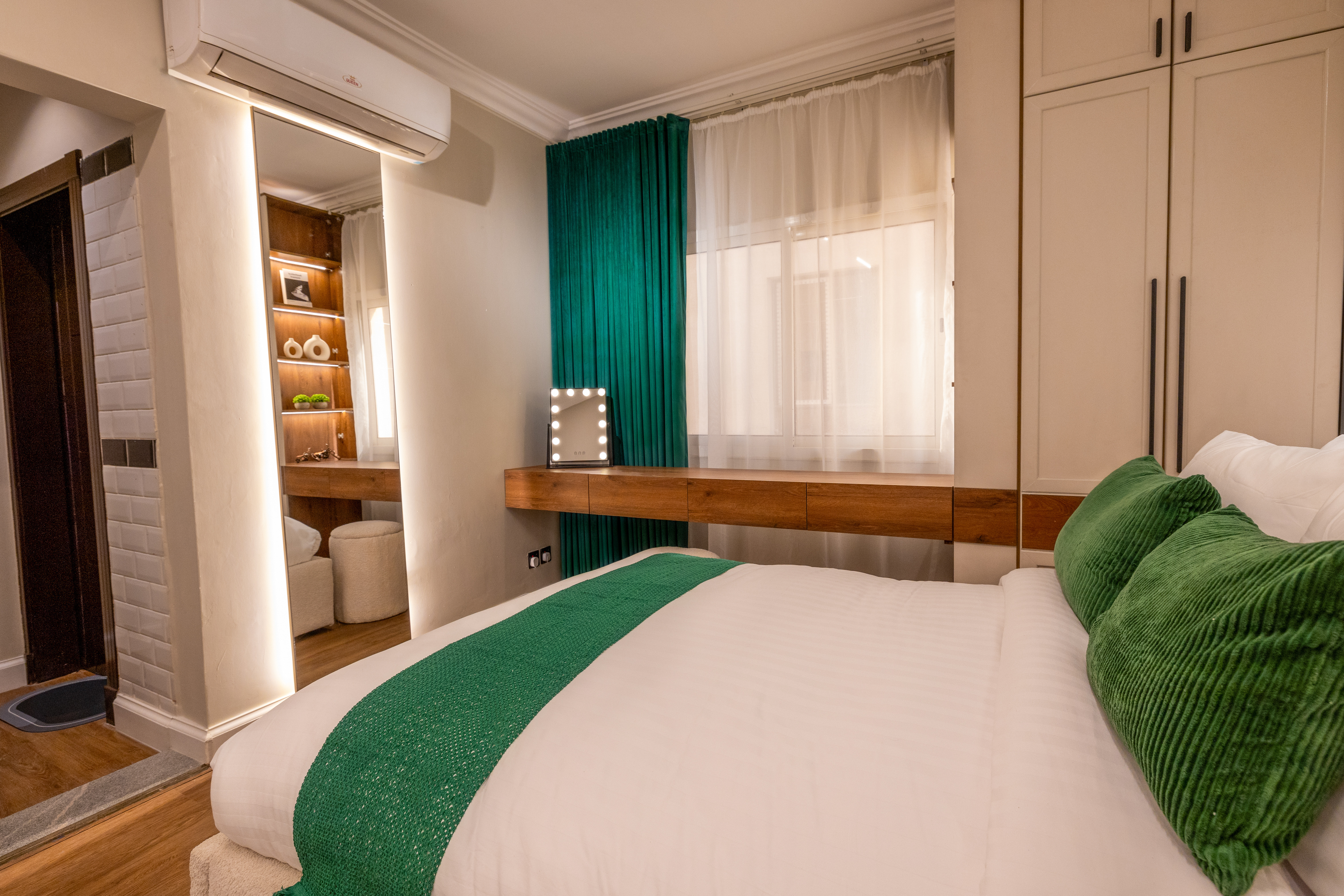 استوديو الملقا | شاشه 65 | تنظيف يومي | دخول ذاتي