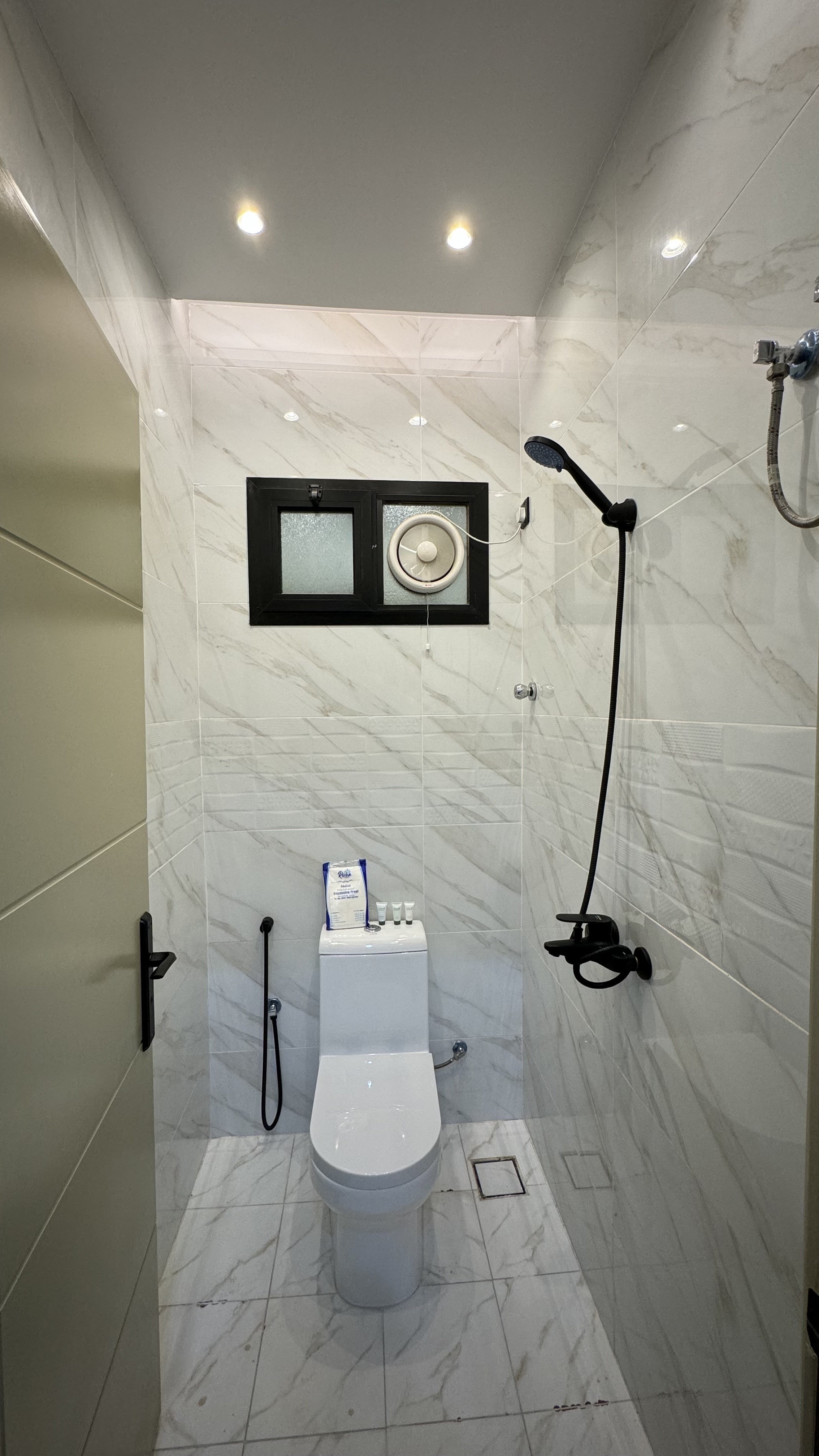 استديو بسرير ماستر وجلسه جانبيه