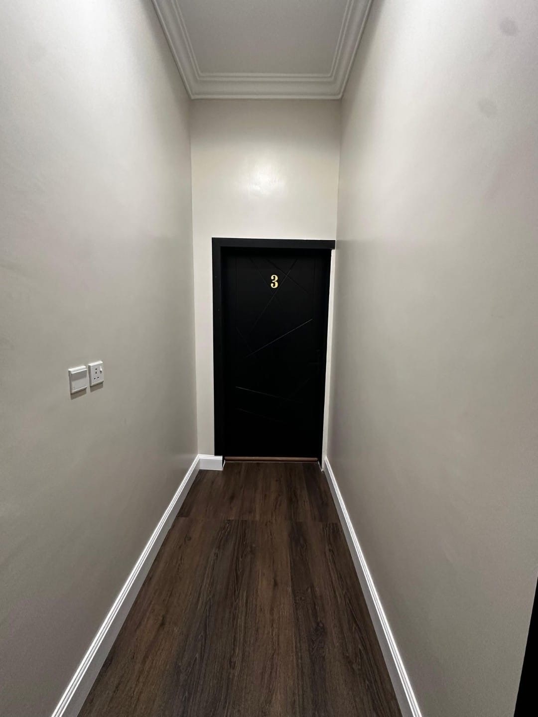 غرفه بسرير كبير مريح ونظيف