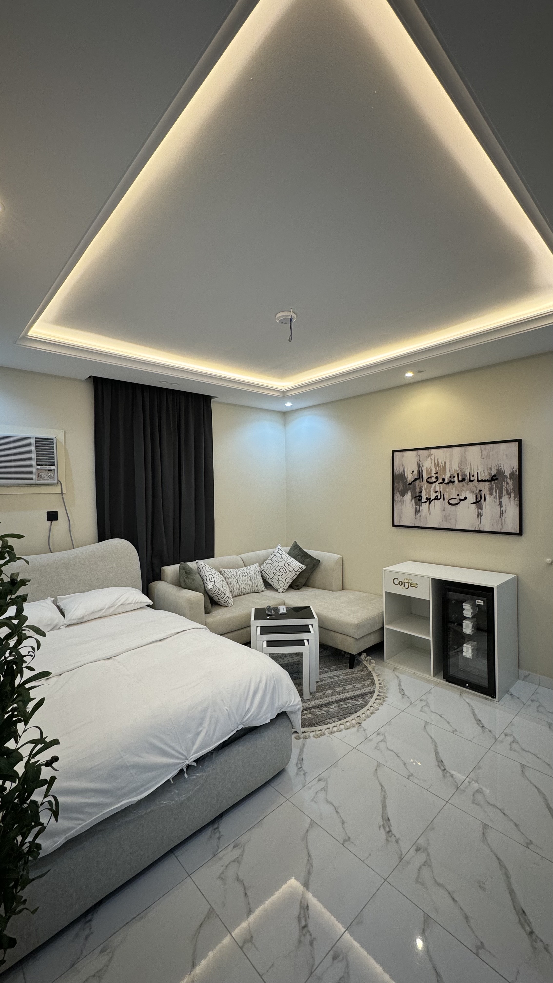 استديو بسرير ماستر وجلسه جانبيه