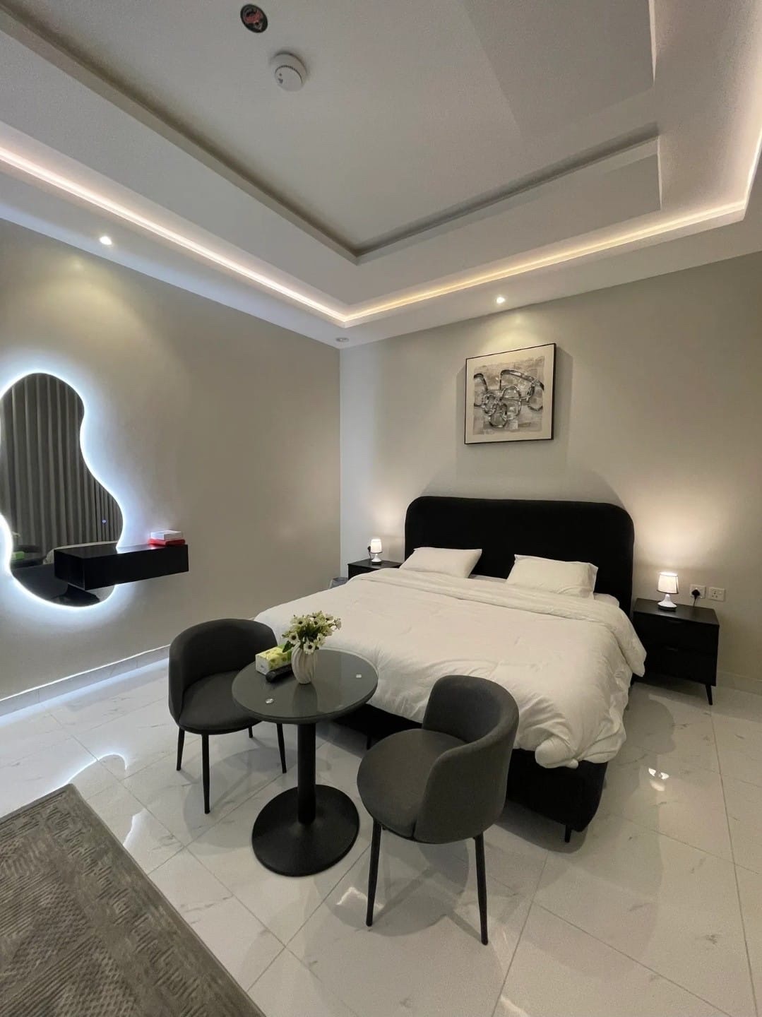 غرفه بسرير كبير مريح ونظيف