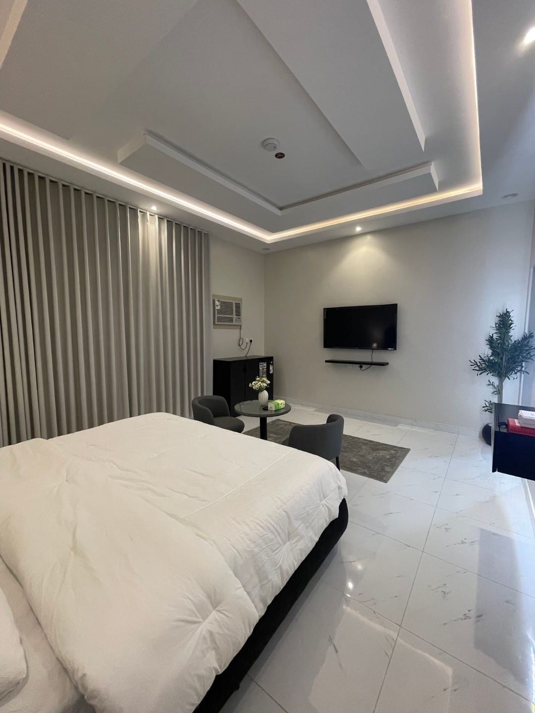 غرفه بسرير كبير مريح ونظيف